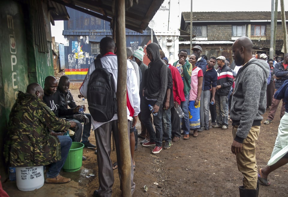 Einwohner in Nairobi stehen an für Desinfektionsmittel.