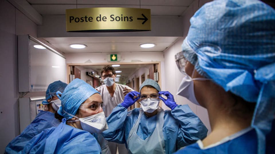 Medizinisches Personal auf der Intensivstation für Wiederbelebung in der Ambroise Pare-Klinik in Neuilly-sur-Seine bei Paris.
