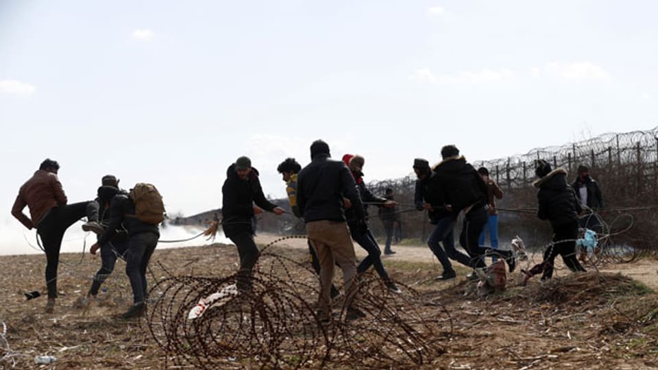 Zusammenstösse zwischen Migranten und der griechischen Polizei in der Nähe des Grenztors von Pazarkule in Edirne, Türkei.