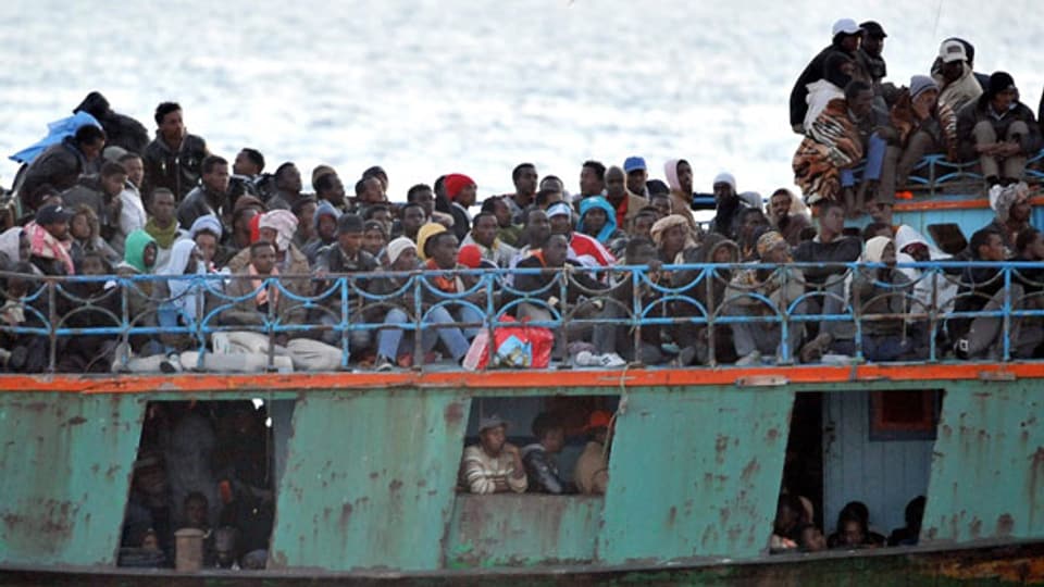 Ein Boot mit Flüchtlingen in Lampedusa, Sizilien.