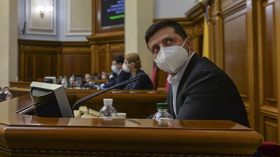 Der ukrainische Präsident Wolodimir Selenski trägt eine Schutzmaske an einer a.o. Sitzung des Parlaments in Kiew (Ukraine) am 30. März 2020.