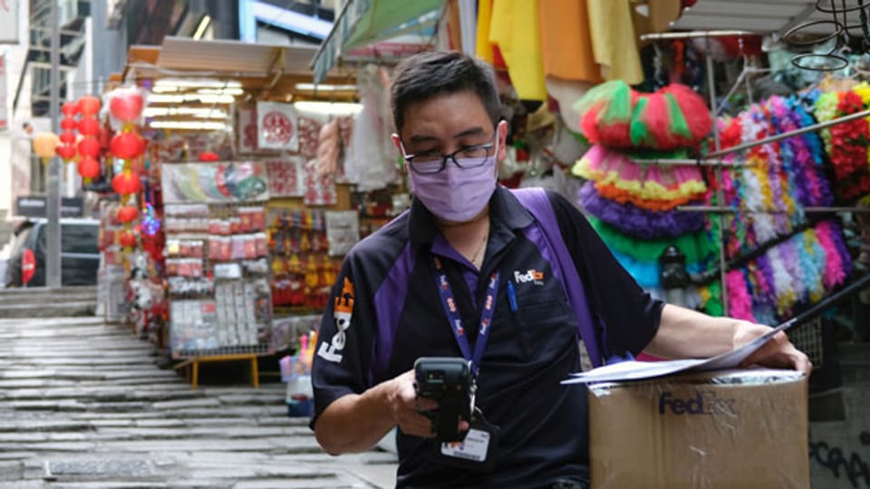 Ein FedEx-Kurier mit Gesichtsmaske in Honkong.