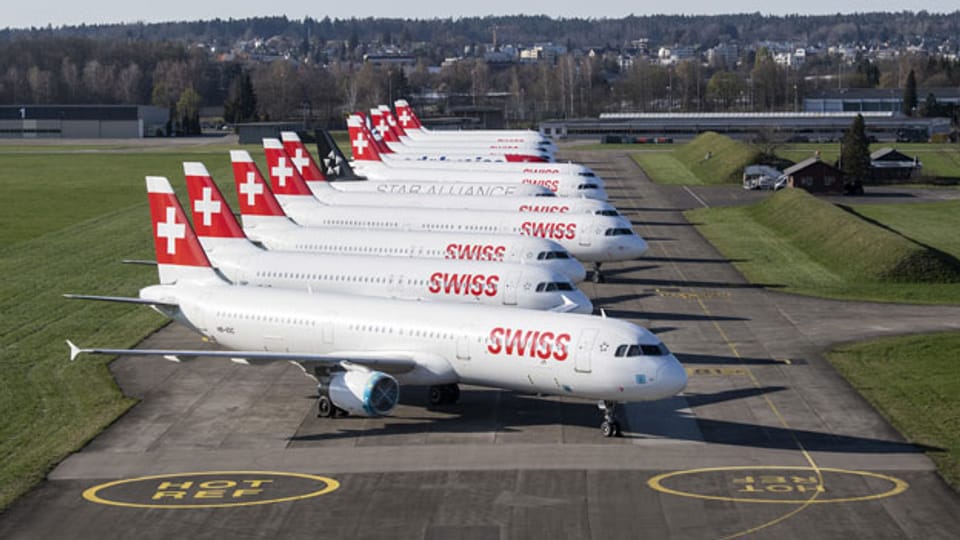 Parkierte Flugzeuge der Swiss auf dem Flughafen Zürich.