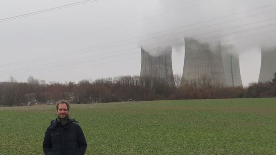 SRF-Osteuropa-Korrespondent vor den Reaktoren des Atomkraftwerks Mochovce in der Slowakei.