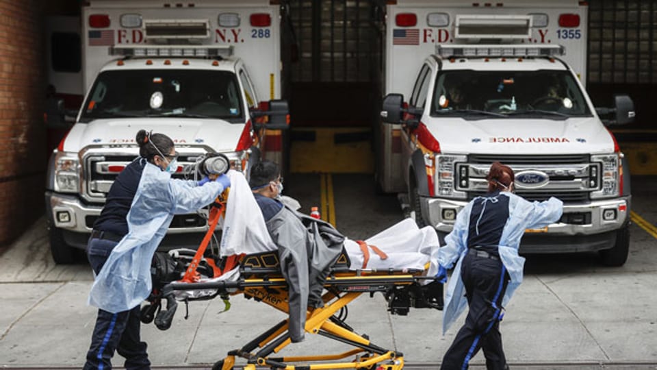 Krankenwagen und Pflegepersonal in New York.