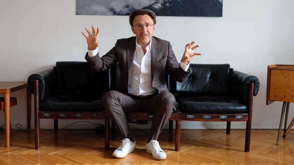 Der Musiker Sergej Schnurows auf dem Sofa von David Nauer.