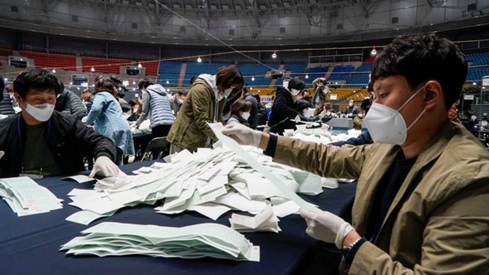 Beamte der Nationalen Wahlkommission zählen Stimmzettel für die Parlamentswahlen in Seoul, Südkorea.