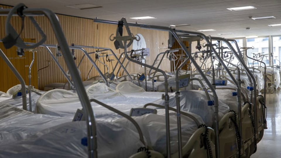 Spitalbetten im Korridor des Universitätsspitals in Genf.