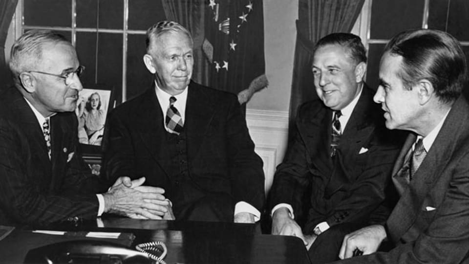 US-Präsident Harry Truman, Generalsekretär George C. Marshall, Paul Hoffman, Administrator für wirtschaftliche Zusammenarbeit und W. Averill Harriman, Sonderbeauftragter der ECA in Europa, besprechen im Weißen Haus in Washington am 29. November 1948 den Marshallplan (v.l.n.r.)