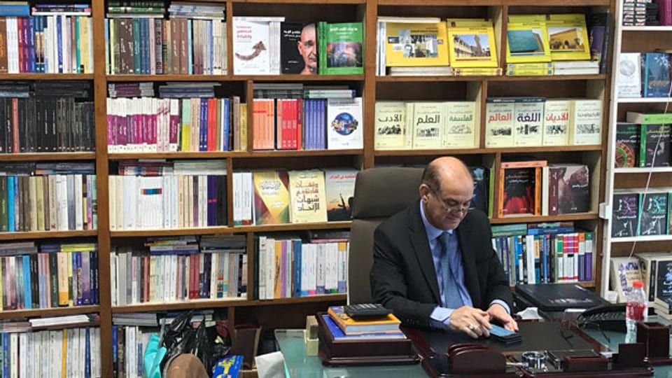 Abdul Wahab Al Radhy in seiner Buchhandlung an der Mutanabby Strasse in Bagdad.