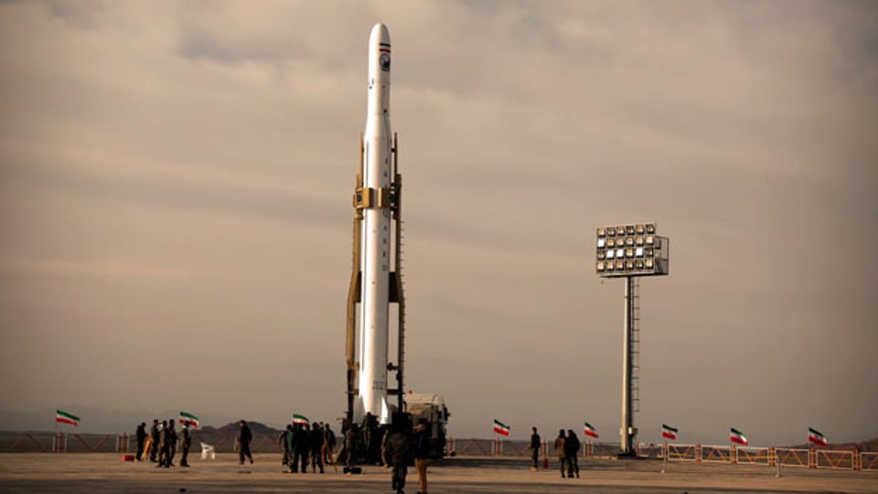 Ein Militärsatellit wird vom iranischen Revolutionsgardekorps am 22. April 2020 in Semnan, Iran, in die Umlaufbahn gebracht.