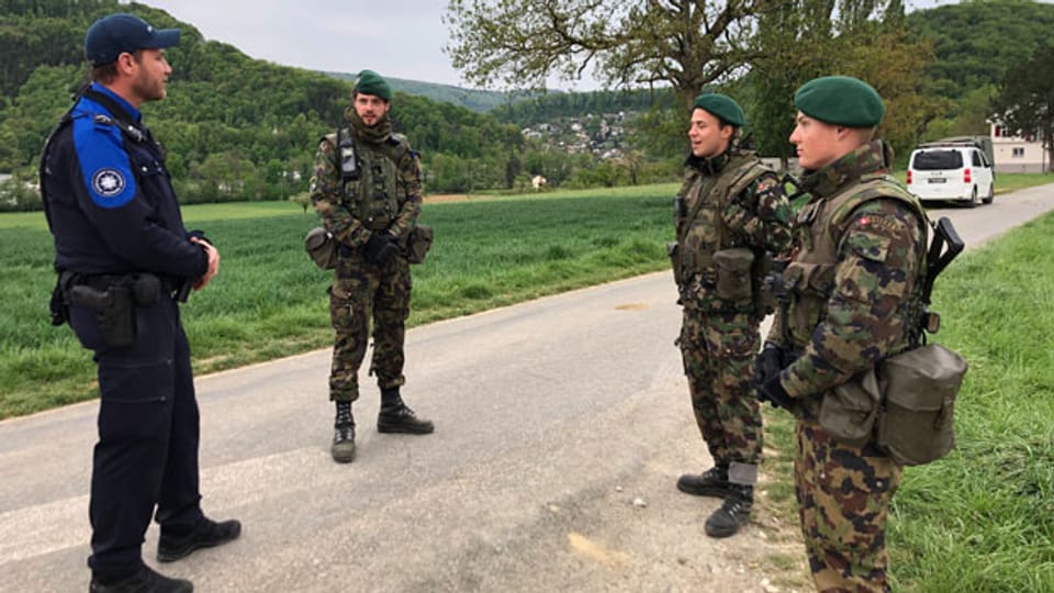 Gemeinsame Kontrolle der Grünen Grenze durch Grenzwächter und Soldaten in der Region Basel.