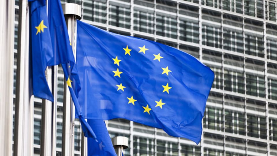 Eine EU-Fahne vor dem EU-Parlamentsgebäude in Brüssel.