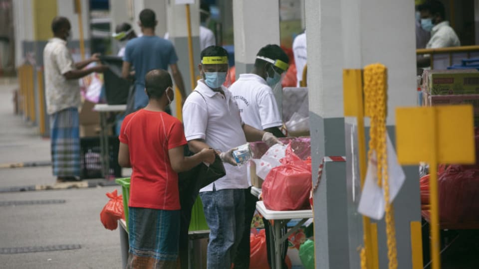 Essensausgabe für Billiglohnarbeiter in Singapur.