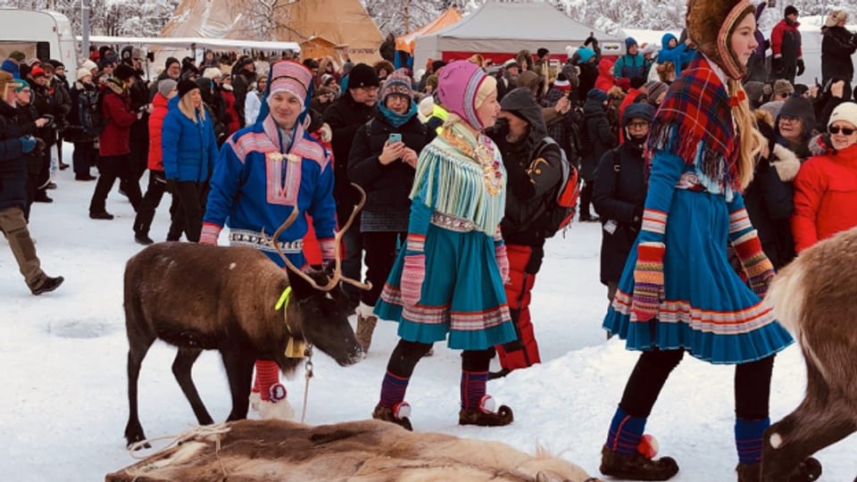 Samische Familie am traditionellen Jokkmokkmarkt.