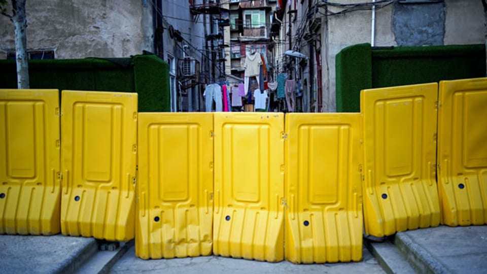 Wäscheleinen zwischen Wohnungen hinter Barrikaden in Wuhan, China.