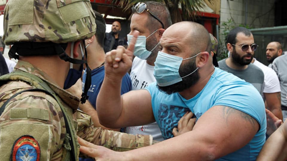 Ein libanesischer Demonstrant protestiert gegen die zusammenbrechende libanesische Pfundwährung und die Preiserhöhungen.