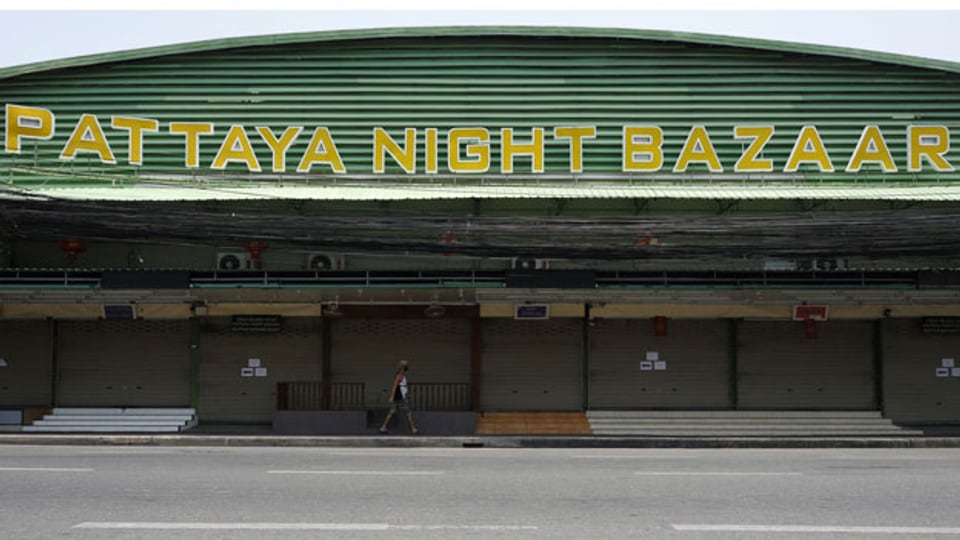 In Pattaya sassen vor Corona-Zeiten noch Freier und Prostituierte. Nun sind die Bars geschlossen.