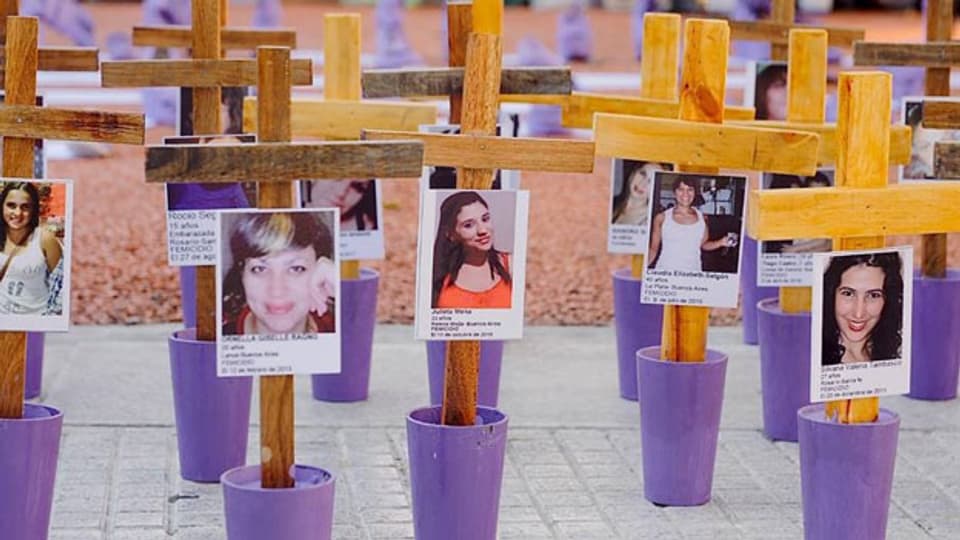 Angehörige ermordeter Frauen haben im Zentrum von Buenos Aires Hunderte von Kreuzen aufgestellt – die Toten sollen nicht vergessen werden.