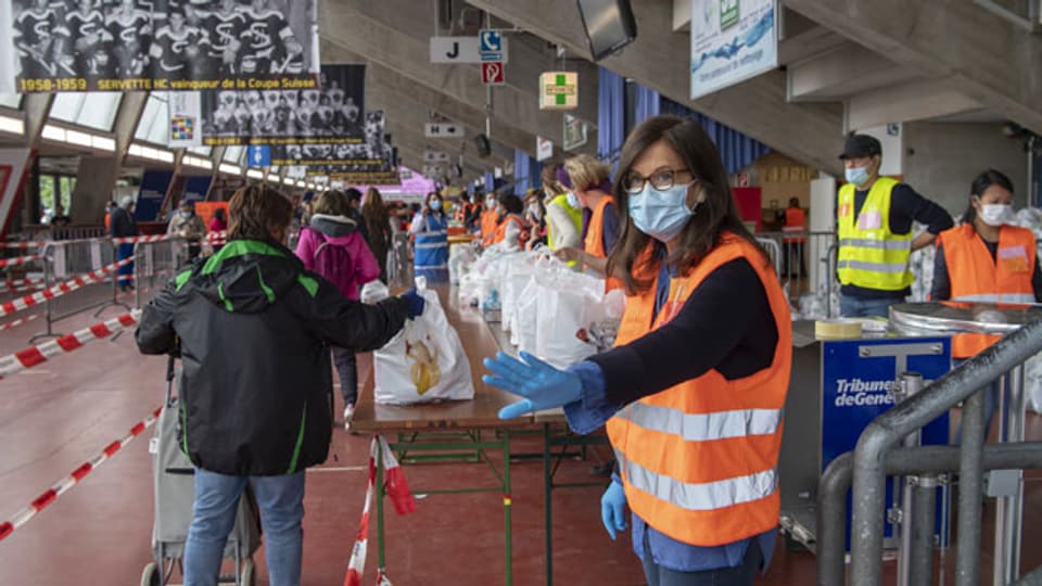 Etwa 2500 Menschen warten auf Essensausgabe von «Solidarité de Geneve» in Genf am 2. Mai 2020.