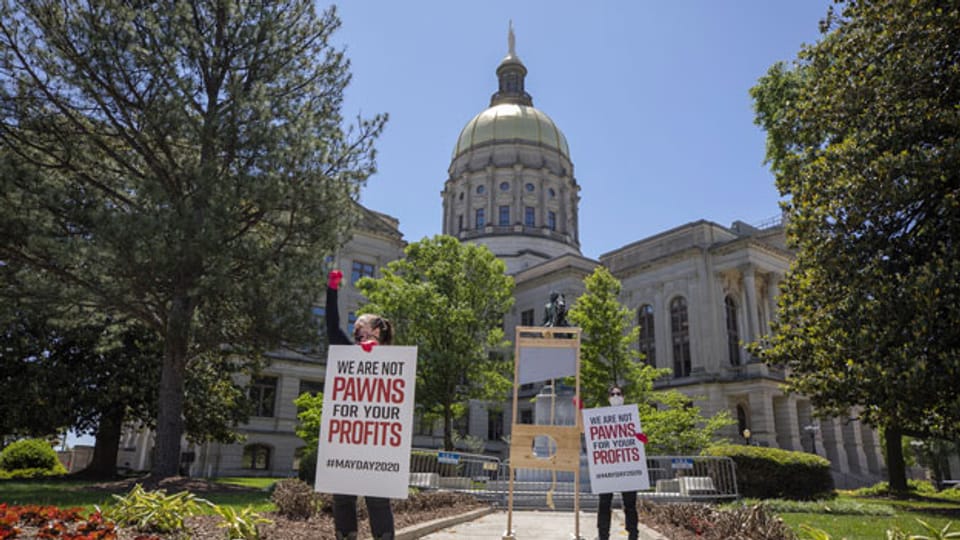 Menschen protestieren vor dem Georgia State Capitol in Atlanta, Georgia, USA, am 1. Mai 2020.