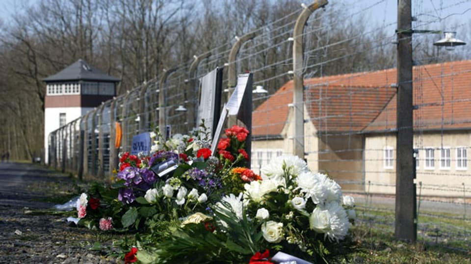Weimar: Blumen liegen am Stacheldrahtzaun des Konzentrationslagers Buchenwald.