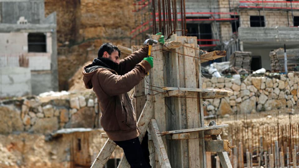 Palästinensischer Arbeiter auf einer Baustelle in der israelischen Siedlung Ramat Givat Zeev im israelisch besetzten Westjordanland.