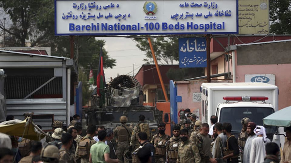 Sicherheitsleute vor dem Spital in Kabul, auf welches am 12. Mai 2020 ein Anschlag verübt wurde.