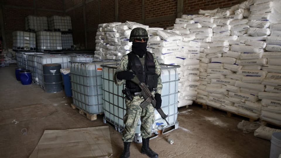 Ein mexikanischer Soldat beschlagnahmt Tonnen von Chemikalien, welche zur Herstellung von synthetischen Drogen verwendet werden.