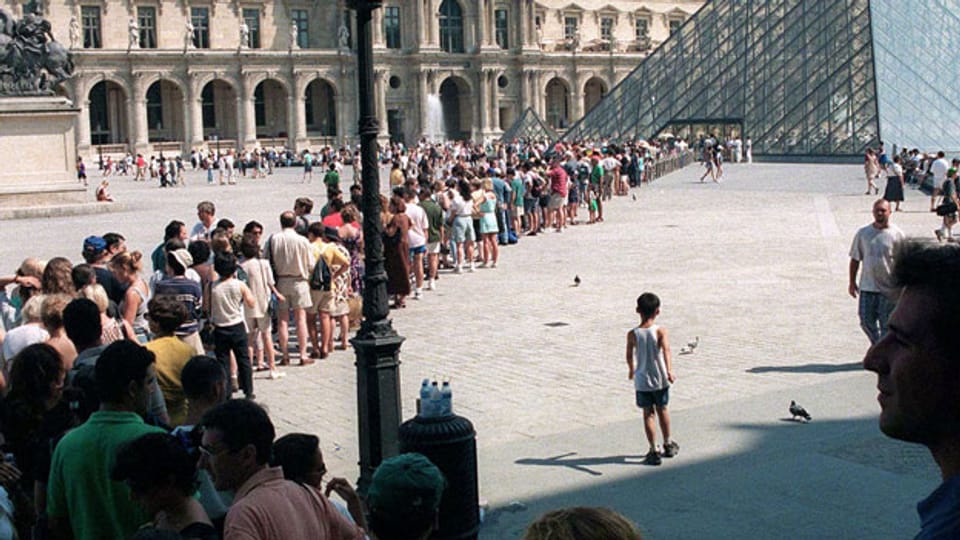 Warteschlange vor dem Louvre in Paris. Archivbild.
