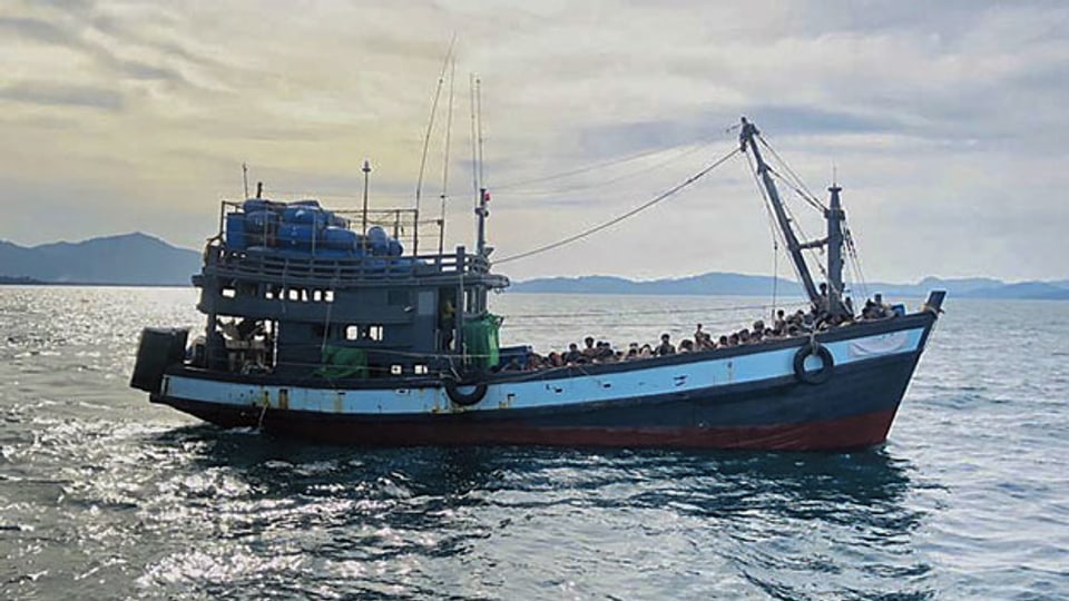 Die Küstenwache von Bangladesch hat über Hungert Rohingya-Migranten aufgenommen.