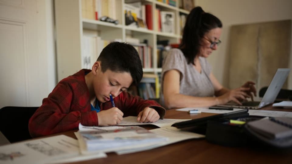 Der Fünftklässler Oscar arbeitet für die Schule, während seine Mutter Nicole, Journalistin, Homeoffice macht.
