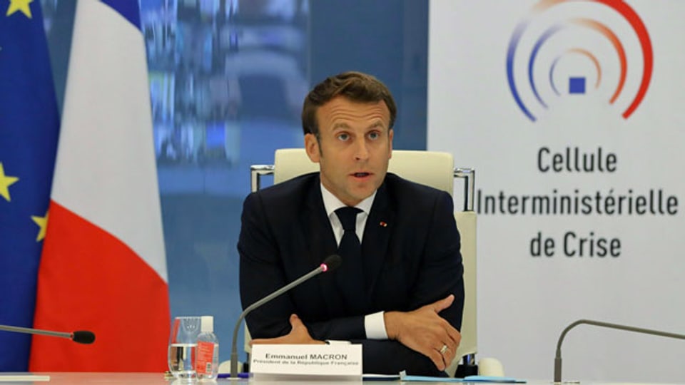 Der französische Staatspräsident Emmanuel Macron an einer Videokonferenz mit den Präfekten der Regionen im Krisenzentrum des Innenministeriums.