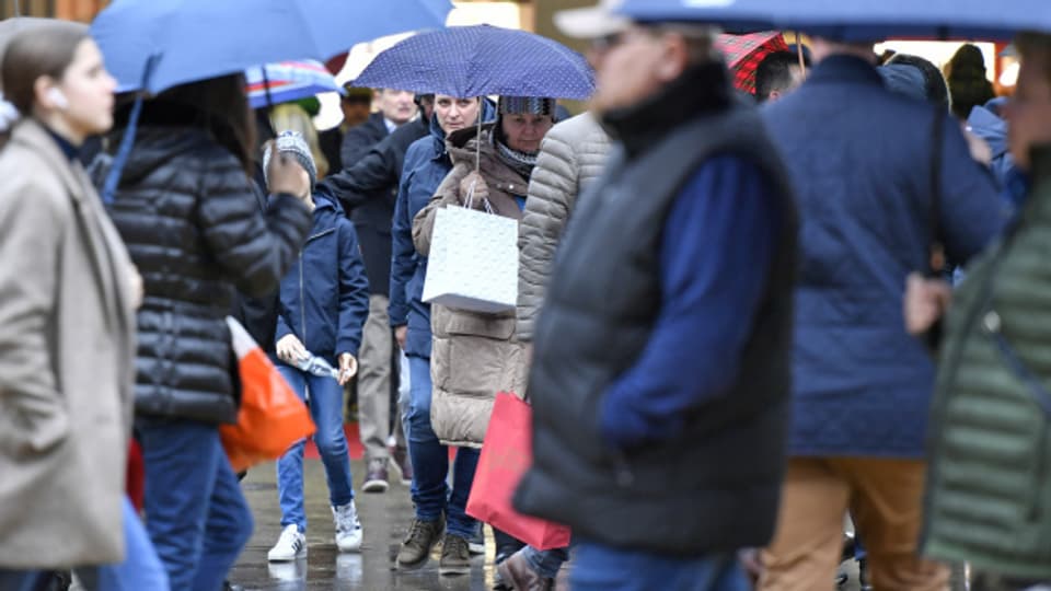 Menschen an der Zürcher Bahnhofstrasse (Symbolbild)