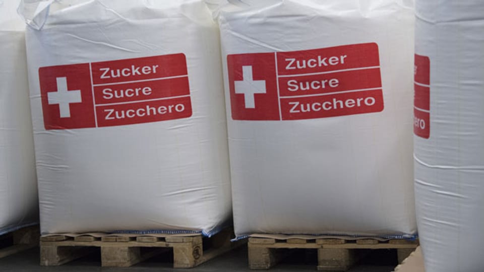 Abgepackte Säcke mit Zucker stehen auf Paletten in der Zuckerfabrik Aarberg. Der Schweizer Zuckerrübenanbau und damit die Produktion von Zucker in den beiden Werken in Frauenfeld und Aarberg sind in Gefahr.