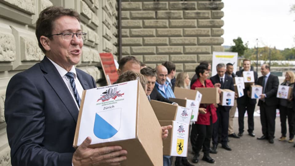 SVP-Parteipräsident Albert Rösti sowie weitere Vertreter reichen die Unterschriften die Begrenzungs-Initiative ein, am 31. August 2018, in Bern.