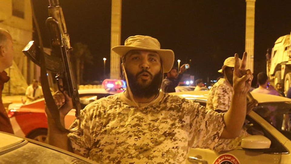 Ein von der UNO unterstützter Regierungskämpfer zeigt am 20. Mai 2020 in Zentral-Tripolis, Libyen, eine Siegesgeste.