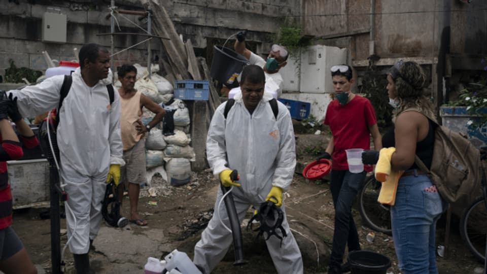 Desinfektions-Aktion in einem Slum in Rio de Janeiro.