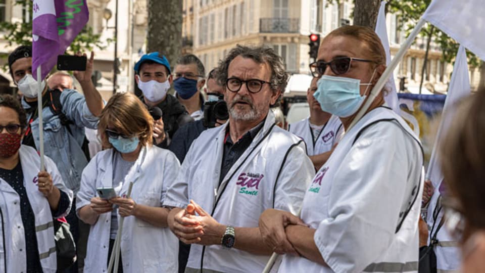 Pflegerinnen und Pfleger mit Schutzmasken demonstrieren für eine Erhöhung ihrer Gehälter am 25. Mai 2020 in Paris.