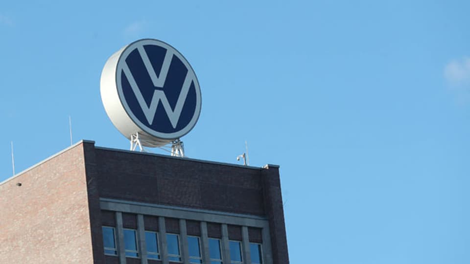 Das VW-LLogo auf dem Markenhochhaus in Wolfsburg, Deutschland.