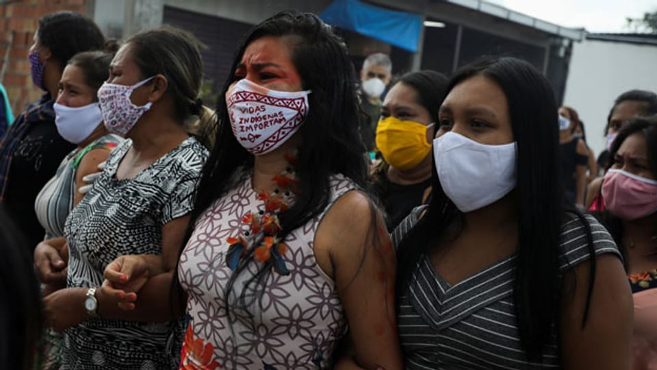 Indigene Frauen trauern um Häuptling Messias Kokama, 53, der an der Coronavirus-Krankheit verstorben ist in Manaus, Brasilien.