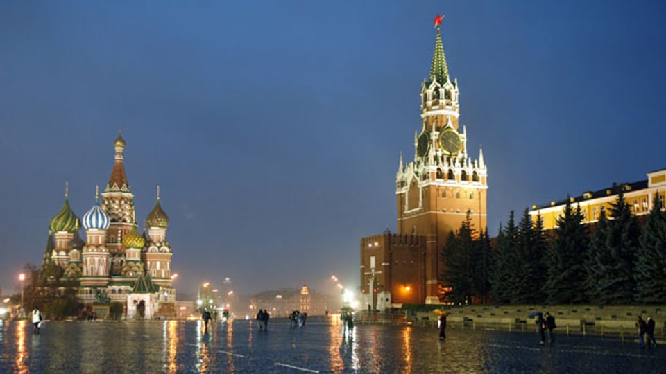 Blick auf die St. Basilius-Kathedrale und den Hauptturm der östlichen Mauer des Kremls in Moskau.