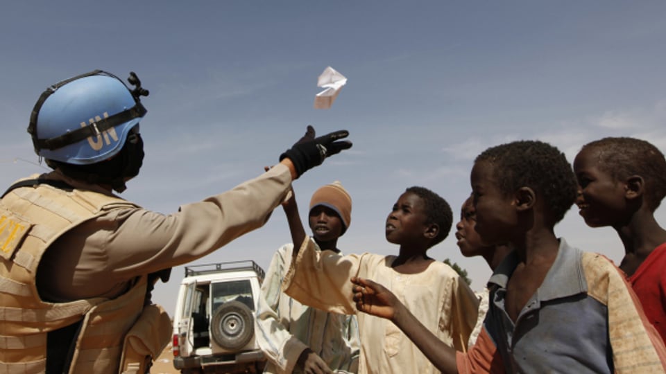 2009 in Sudan: Ein Blauhelm lässt mit Kindern einen Drachen fliegen.