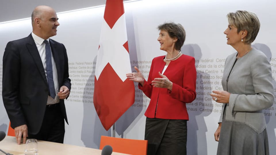 Bundespräsidentin Simonetta Sommaruga, Mitte, mit Bundesrat Alain Berset und Bundesrätin Karin Keller-Sutter, am 27. Mai 2020 in Bern.
