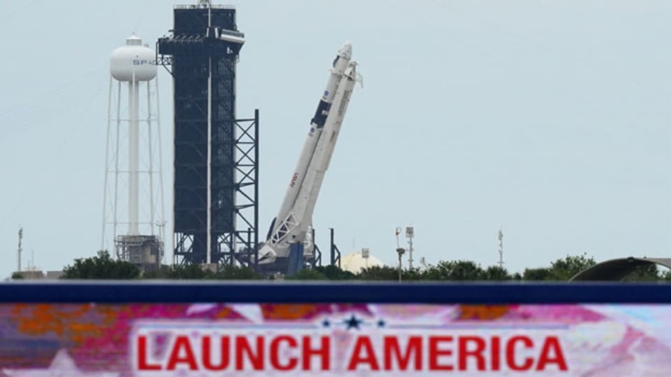 Die SpaceX Falcon 9 wird im Kennedy Space Center in Cape Canaveral auf die Startrampe 39-A gehoben.