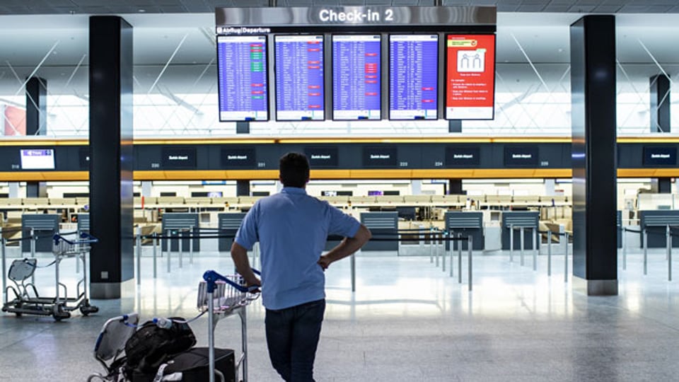 Ein Mann beim Check-in am Flughafen Zürich.