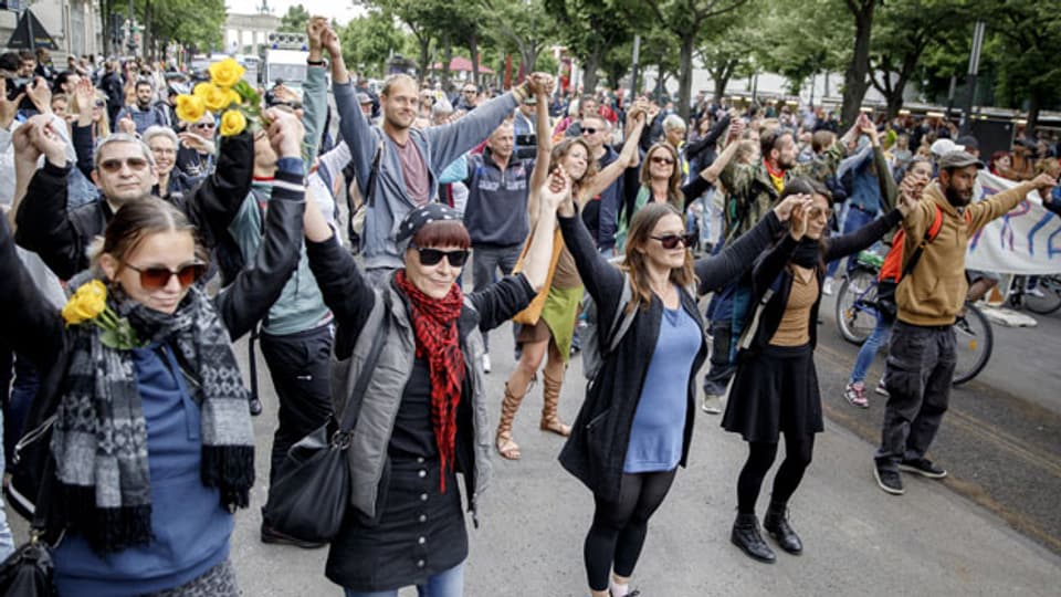 Demonstranten in Berlin bei einer Kundgebung gegen die Corona-Einschränkungen.