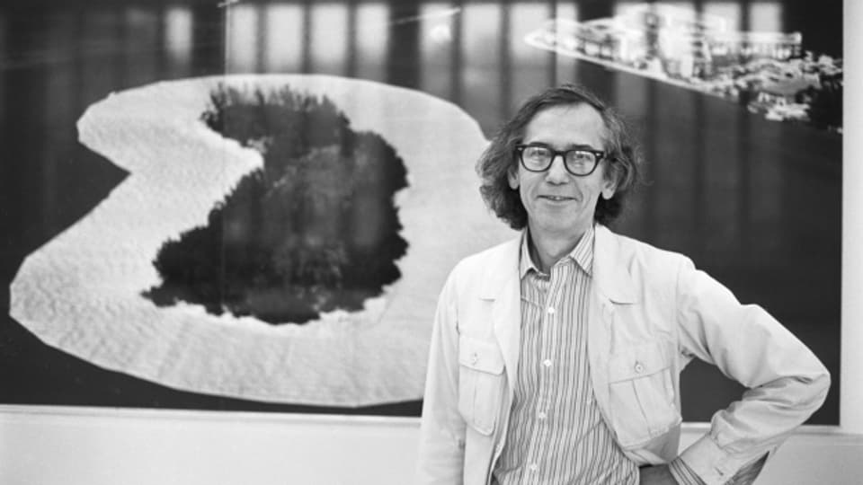 Christo vor einem Werk anlässlich einer Ausstellung in Lausanne 1987.