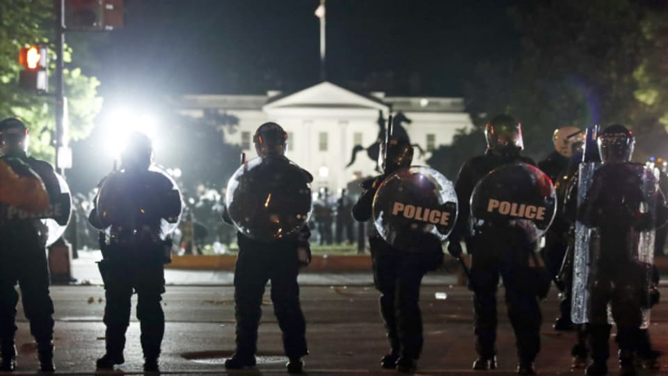 Polizisten vor dem Weissen Haus in Washington DC.