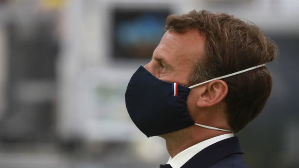 Der französische Präsident Macron trägt eine Schutzmaske.